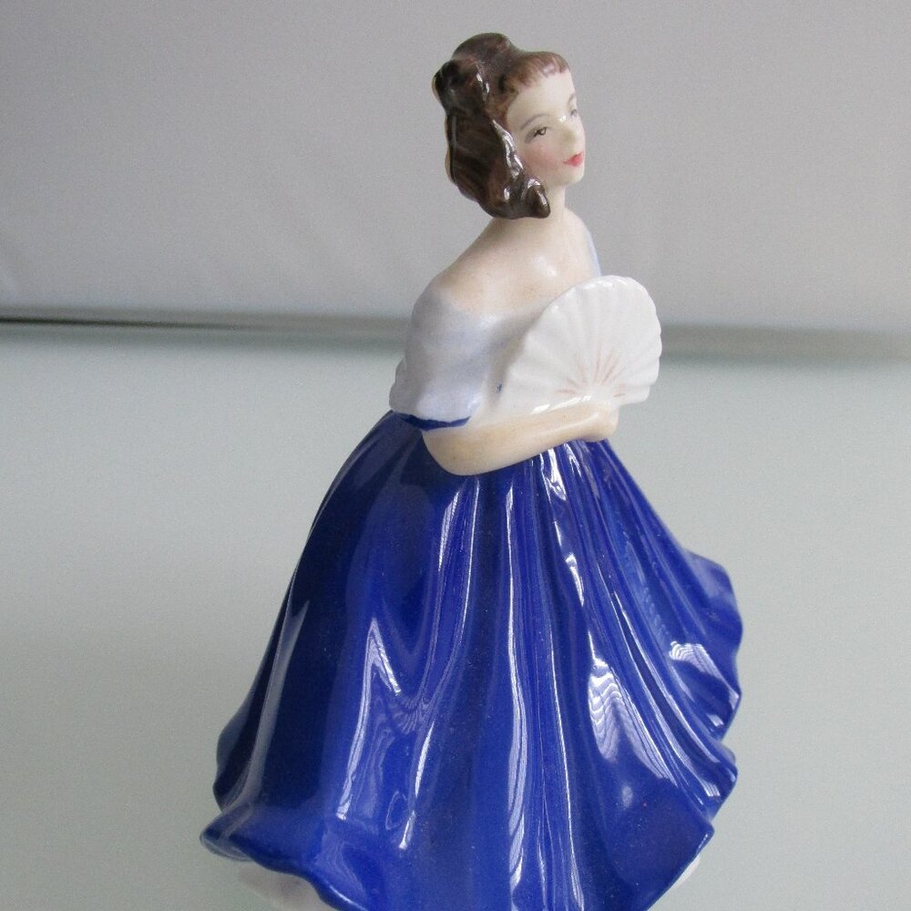 Royal Doulton "Elaine" HN3214 Collectible Figurine (1979) - Picture 2 of 8